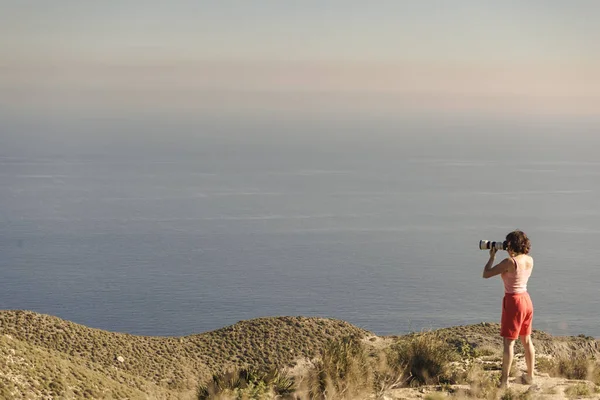 Туристическая Женщина Камерой Снимающая Поездку Прибрежного Испанского Пейзажа Меса Рольдан — стоковое фото