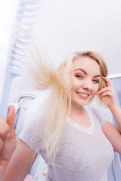 Mulher Muito Jovem Cuidando Cabelo Escovando Cabelo Loiro Molhado Depois — Fotografia de Stock