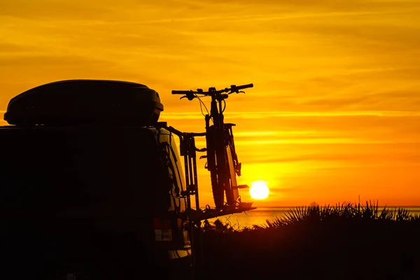 Camper Recreational Vehicle Bicycles Rack Camping Beach Sunrise Holidays Travel — Stock Photo, Image