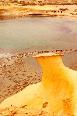 Akdeniz 'de sarı kum oluşumları olan Cocedores Sahili, Murcia bölgesi İspanya.