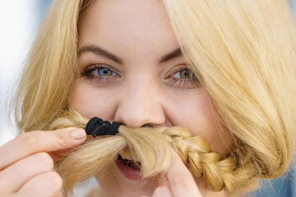 Femme Faisant Moustache Partir Cheveux Blonds Tressés Soins Des Cheveux — Photo