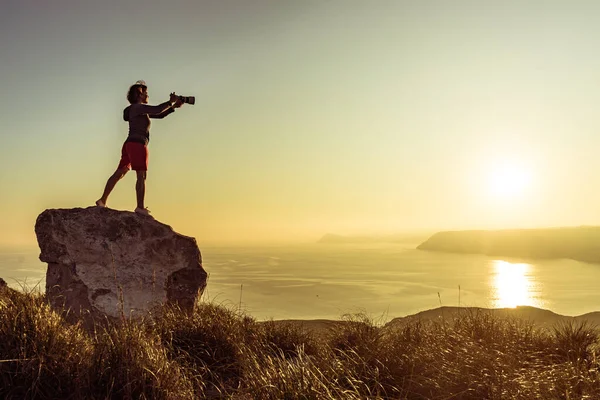 Kameralı bayan turist Sahil manzarasından seyahat fotoğrafı çekiyor, Mesa Roldán, Endülüs İspanya. Cabo de Gata Doğal Parkı.