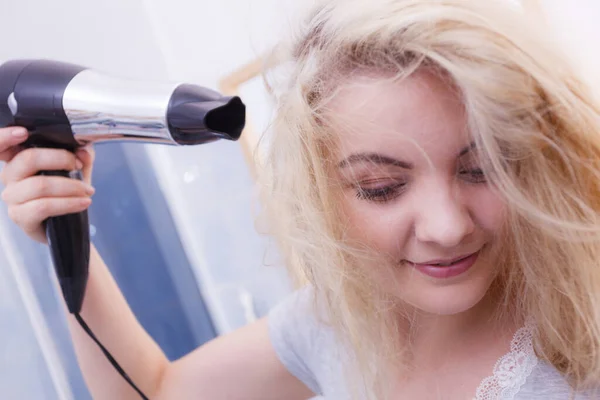 Cuidado Del Cabello Hermosa Mujer Rubia Pelo Largo Secando Cabello —  Fotos de Stock