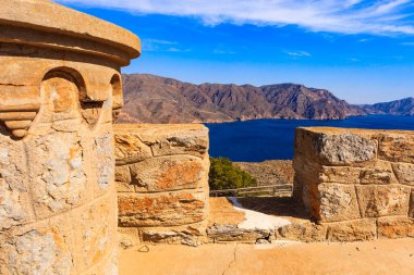 Turistik bir yer. Castillitos bataryası, İspanya Cartagena, Cabo Tinoso. Ortaçağ şatosunu taklit eden tahkimatlar. Askeri sığınak..