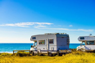 Deniz kıyısında kamp yapan karavan, güneşli bir yaz günü. İspanya Murcia bölgesi, Calblanque Bölgesel Parkı.