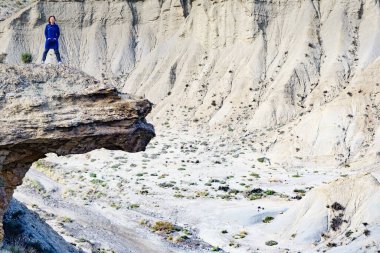 Almerya, İspanya 'da Tabernas Çölü' nün tadını çıkaran dişi turist. Spagetti western için film konumu ayarlandı..