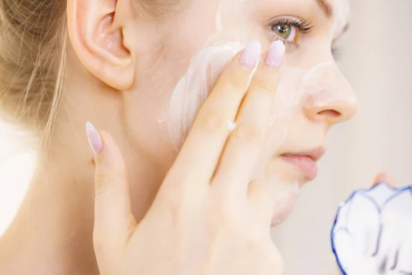 Jonge Vrouw Die Crème Cosmetische Masker Hydraterende Haar Gezicht Schoonheidsbehandeling — Stockfoto