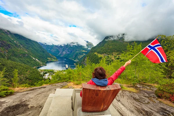 Travel Adventure Concept Female Tourist Enjoying View Geirangerfjord Flydalsjuvet Viewpoint — Stock Photo, Image