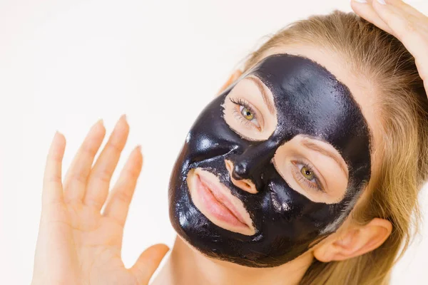 Mulher Jovem Com Desintoxicação Carbo Máscara Descascamento Preto Seu Rosto — Fotografia de Stock