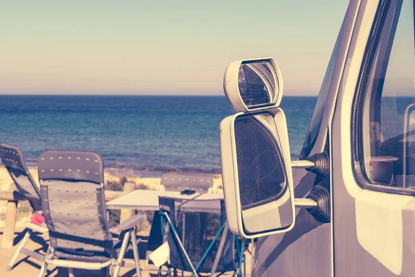 Wohnmobil Und Touristentisch Mit Stühlen Der Spanischen Küste Zelten Meer — Stockfoto