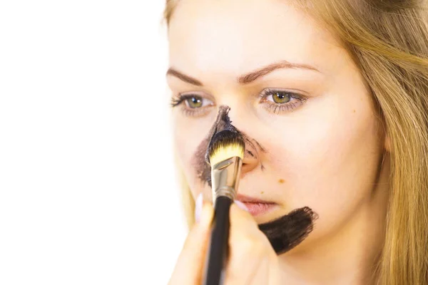 Mujer Joven Que Aplica Con Cepillo Mascarilla Purificadora Carbón Cosmético — Foto de Stock