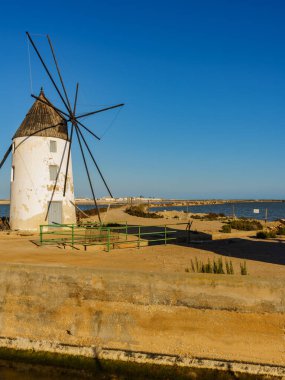 San Pedro del Pinatar Parkı 'ndaki tuzlu bataklıklarda eski tarihi yel değirmeni, Murcia İspanya. Turist eğlencesi