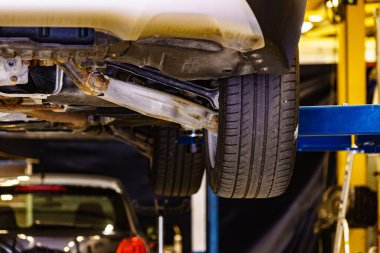 Araba serviste. Otomatik çekimde otomatik olarak kaldırıldı.