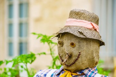 Mutlu bebek, el yapımı korkuluk. Bahçede dekorasyon