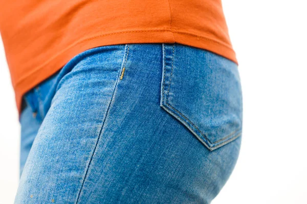 Fianchi Femminili Che Indossano Jeans Slim Stretti Blu Bianco Abbigliamento — Foto Stock