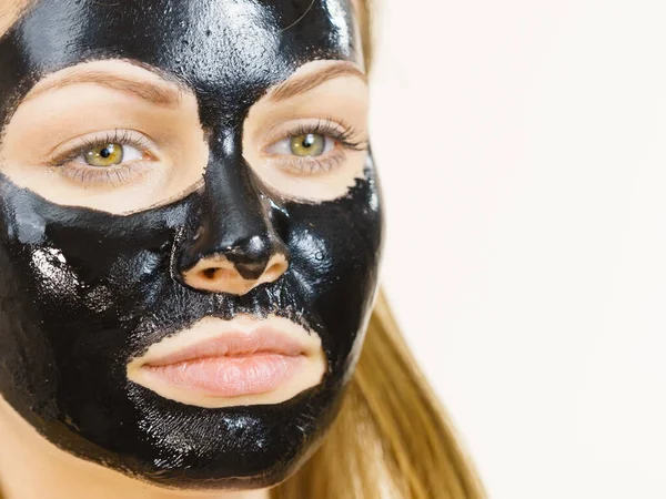 Yüzünde Beyaz Karbonhidrat Temizleme Maskesi Olan Genç Bir Kadın Genç — Stok fotoğraf