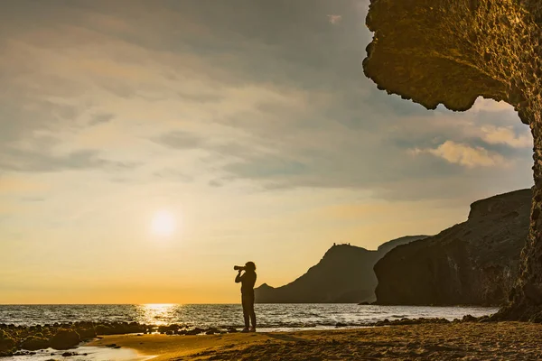 Turistkvinna Med Kamera Rese Bild Monsul Stranden Vid Solnedgången Cabo — Stockfoto