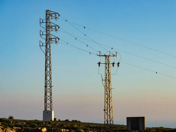 Słupy Przesyłu Energii Elektrycznej Linie Energetyczne Wieże Wysokiego Napięcia Zachodzie — Zdjęcie stockowe