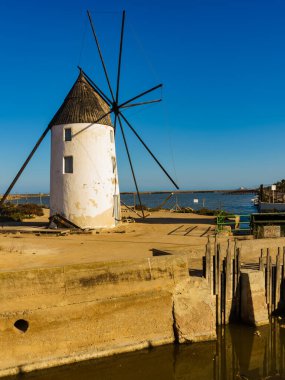 San Pedro del Pinatar Parkı 'ndaki tuzlu bataklıklarda eski tarihi yel değirmeni, Murcia İspanya. Turist eğlencesi