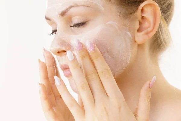 Mulher Jovem Aplicando Creme Cosmético Máscara Hidratante Seu Rosto Tratamento — Fotografia de Stock