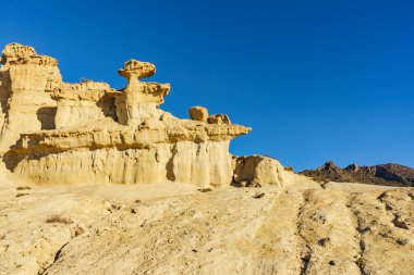 Büyülü şehir Bolnuevo, sarı kumtaşı oluşumlarını aşındırdı, Murcia İspanya. Turist eğlencesi.