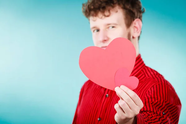 愛と人々 からの助け 心を説得する良い参考になった希望に満ちた つの赤い紙に魅力的な素敵な男性 バレンタインの日 または慈善の概念 — ストック写真