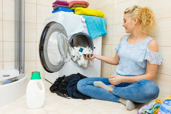 Banyodaki Kadın Farklı Renkte Çamaşırları Makinede Yıkamak Için Ayırıyor Deterjan — Stok fotoğraf