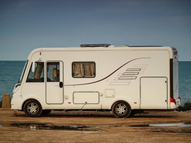 İspanya 'nın Akdeniz kıyısında kamp yapan karavan aracı. Karavanda tatil.