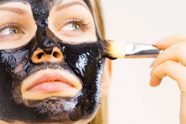 Mujer Joven Aplicando Con Cepillo Mascarilla Barro Detox Negro Cara —  Fotos de Stock