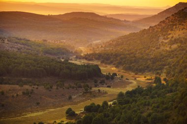 Sabah ışığında yeşil dağ manzarası, Burgos İspanya 'da tepe..