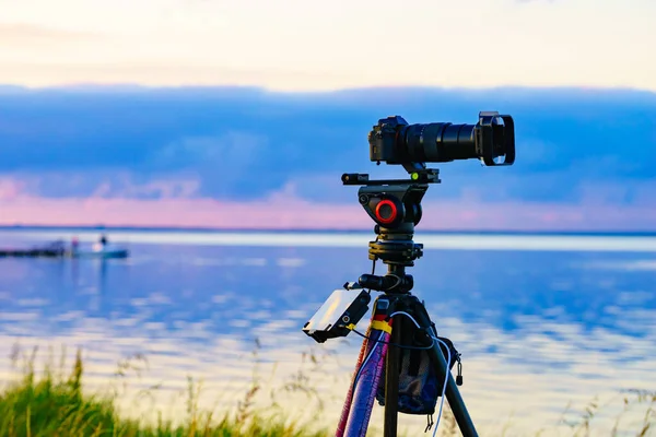 Tripod Üzerindeki Profesyonel Kamera Deniz Kıyısı Manzarasının Video Görüntülerini Çekiyor — Stok fotoğraf