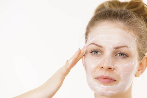 Mulher Jovem Aplicando Creme Facial Cosmético Máscara Hidratante Seu Rosto — Fotografia de Stock
