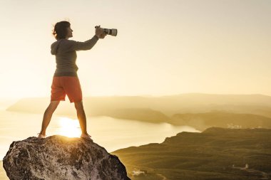 İspanya 'nın kıyı manzarasından fotoğraf çeken kadın turist Mesa Roldán, Endülüs İspanya. Cabo de Gata Doğal Parkı.