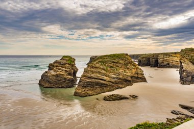 Katedraller Plajı, Ribadeo 'daki Playa las Catedrales, Lugo, Galiçya. İspanya 'nın kuzeyindeki Cantabric sahillerinde kayalık oluşumları. Turist eğlencesi.