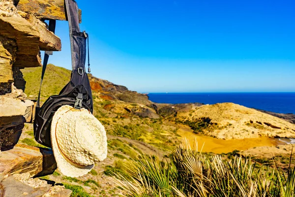 帽子和背包 夏天在地中海海岸散步的设备 穆尔西亚地区 西班牙卡尔布兰克地区公园 积极的生活方式 — 图库照片