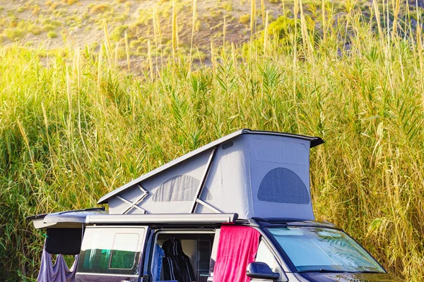 Camper Con Tenda Sul Tetto Campeggio Sulla Costa Mediterranea Vacanze — Foto Stock