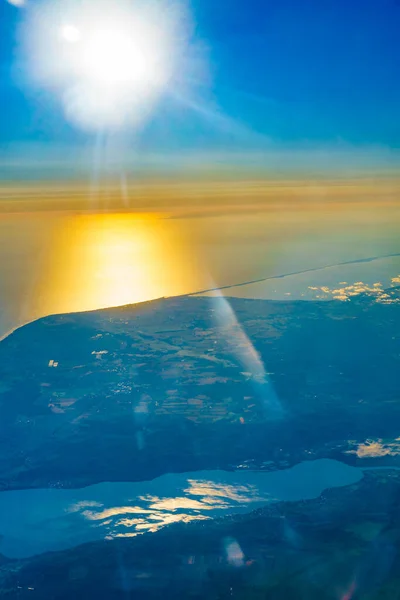 Utsikt Från Ett Flygplansfönster Till Polerkusten Östersjön Vid Soluppgången Flygplan — Stockfoto