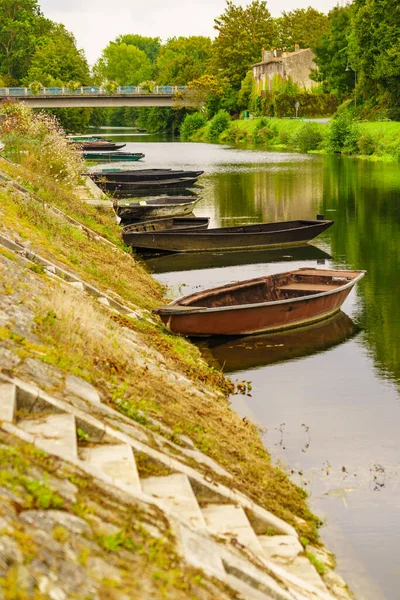 法国的Coulon镇有船的河流景观 Deux Sevres New Aquitaine Region 旅游地点 — 图库照片