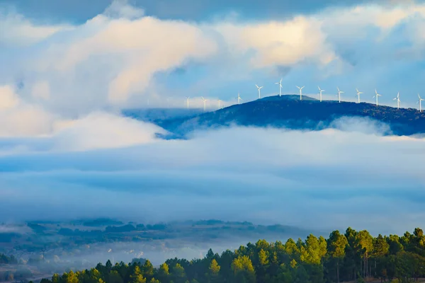 Ranní Pohled Mlha Nad Údolím Větrné Turbíny Farma Kopci Pokryté — Stock fotografie