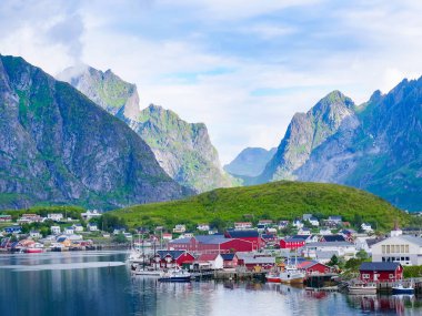 Reine köyüyle manzaralı fiyort manzarası, yüksek dağ zirveleri olan sahil doğası, Kuzey Norveç 'teki Lofoten adaları. Seyahat hedefi.