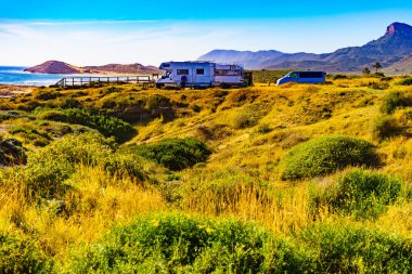 Sahilde kamp yapan karavanlı deniz manzaralı bir karavan. İspanya Murcia bölgesi, Calblanque Bölgesel Parkı.
