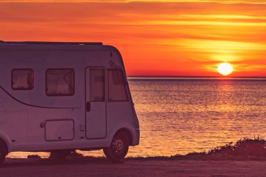 Akdeniz kıyısı Costa del Sol, Endülüs İspanya 'da gün doğumunda karavan. Doğa plajında kamp yapmak. Tatil ve karavanda yolculuk.