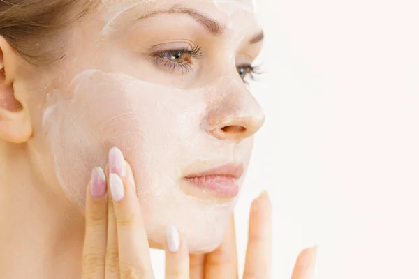 Mulher Jovem Aplicando Creme Cosmético Máscara Hidratante Seu Rosto Tratamento — Fotografia de Stock