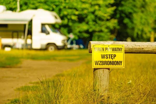 Panneau Avec Inscription Polonais Terrain Privé Entrée Interdite Devant Camping — Photo