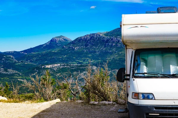 キャラバンは自然の上を走る ベルドン渓谷フランス 自動車のホームキャンプ車の山の風景を介して運転 キャンパー車の冒険 — ストック写真