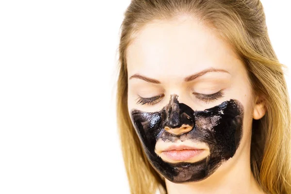 Giovane Donna Che Applica Una Maschera Nera Disintossicante Viso Teen — Foto Stock