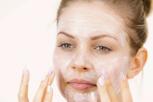 Mujer Joven Aplicando Crema Cosmética Mascarilla Hidratante Cara Tratamiento Belleza — Foto de Stock