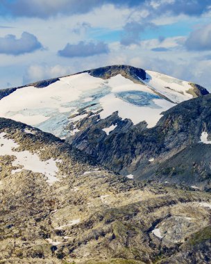 Buzullu karlı dağ tepeleri, Norveç 'in Dalsnibba bakış açısından manzara. Dağlar manzarası.