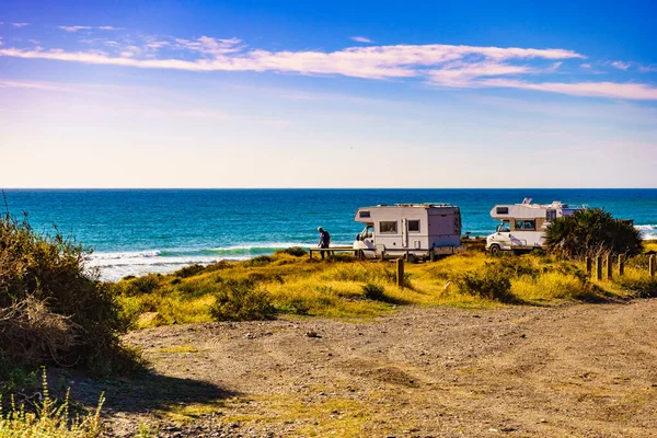Zeekust Uitzicht Met Vrolijke Toerist Staan Bij Camper Met Opgeheven — Stockfoto