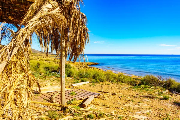 Mar Mediterrâneo Paisagem Costeira Praia Com Abrigo Feito Folhas Palmeira — Fotografia de Stock